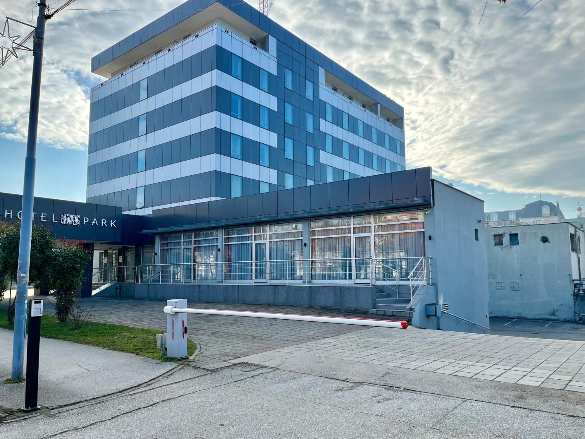Hotel Monogram Park Ruma Exteriör bild